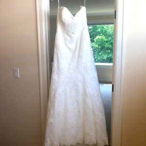 Brand New Essence of Australia Size 18 with veil. No alterations have been made